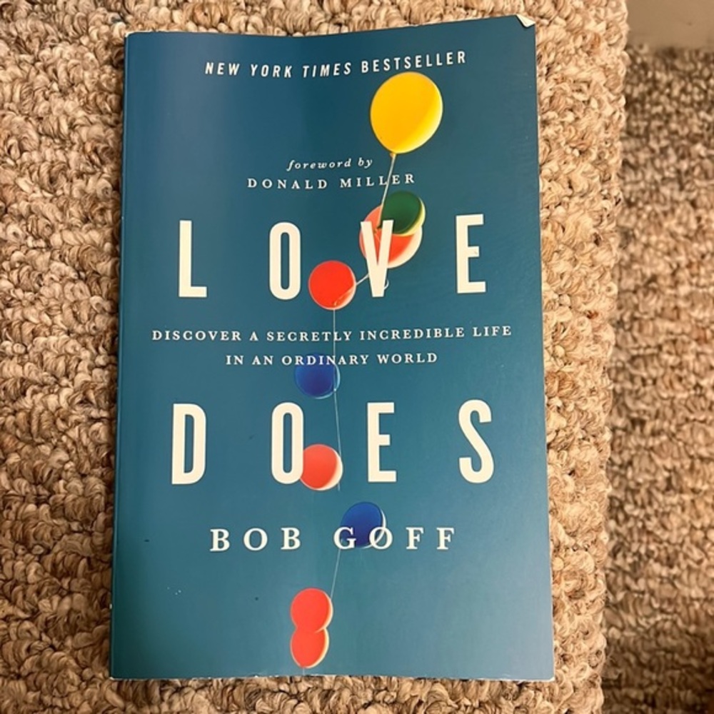 LOVE DOES by Bob Goff. PAPERBACK BOOK NOVEL